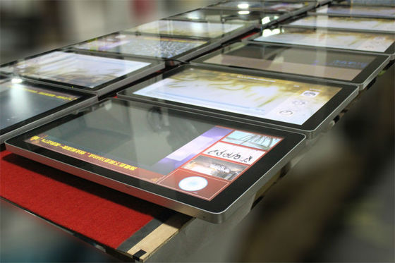 ร้านค้าผ้า 32 &quot;ติดผนังป้ายดิจิตอลฟังก์ชั่น USB สำหรับการโฆษณา