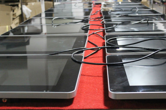 ร้านค้าผ้า 32 &quot;ติดผนังป้ายดิจิตอลฟังก์ชั่น USB สำหรับการโฆษณา